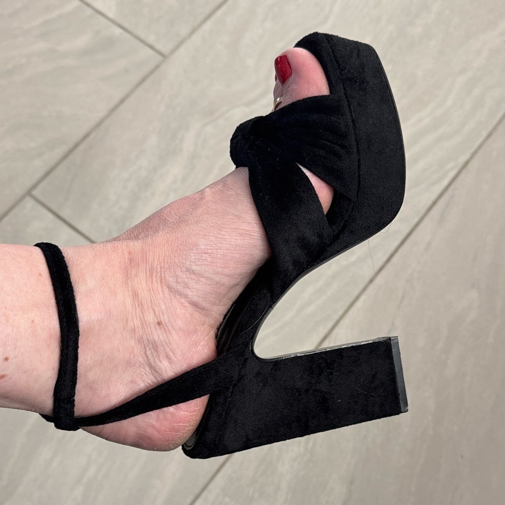 BCBGeneration Black Velvet Platform Heels shoe size 7.5B - Picture 8 of 8